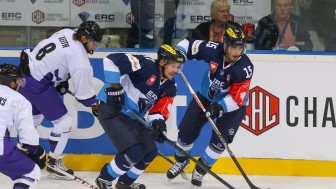 Petr Taticek (Mitte) und John Laliberte (rechts) drehten die Partie gegen tapfere Schotten um Ex-Panther Matt Keith (in weiß, Nummer 8). Foto: ERC Ingolstadt/Champions Hockey League via Getty Images