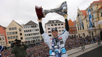 Meisterpanther John Laliberte wird am 23. Februar beim Legendenspiel in der Saturn-Arena auflaufen.
Foto: Stefan Bösl/kbumm.de Meisterpanther John Laliberte wird am 23. Februar beim Legendenspiel in der Saturn-Arena auflaufen.
Foto: Stefan Bösl/kbumm.de