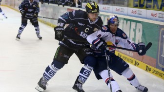 Im letzten Vergleich in der Saturn Arena siegte Patrick Köppchen (links) mit den Panthern mit 4:3 gegen Garrett Roes Münchner. Foto: Stefan Bösl / kbumm.de Im letzten Vergleich in der Saturn Arena siegte Patrick Köppchen (links) mit den Panthern mit 4:3 gegen Garrett Roes Münchner. Foto: Stefan Bösl / kbumm.de