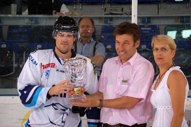 Gäuboden-Cup-Sieger 2011: Die Panther um Kapitän Tyler Bouck. Foto: Sabine Olfen