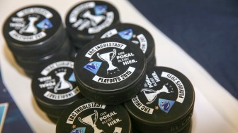 Playoff-Pucks mit dem Slogan der Playoffs 2015 - "der Pokal bleibt hier" Playoff-Pucks mit dem Slogan der Playoffs 2015 - "der Pokal bleibt hier"