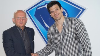 Tomáš Kubalík (rechts) mit ERC-Sportdirektor Jiri Ehrenberger nach dem Vertragsabschluss. Tomáš Kubalík (rechts) mit ERC-Sportdirektor Jiri Ehrenberger nach dem Vertragsabschluss.