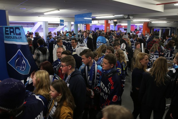 Gut gefüllt war der Eingangsbereich Süd der Saturn Arena bei der Playoff-Party nach dem Hamburg-Spiel...