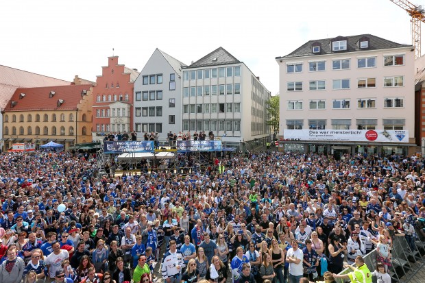 Gut 3000 Fans auf dem Ingolstädter Rathausplatz