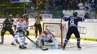 Brandon Buck erzielt das 4:3 - das Siegtor gegen Berlin. Foto: Adalbert Michalik / kbumm.de Brandon Buck erzielt das 4:3 - das Siegtor gegen Berlin. Foto: Adalbert Michalik / kbumm.de