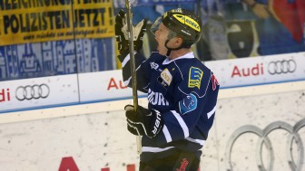 Chiristoph Gawlik erzielte beim 6:3-Sieg gegen Augsburg das 2:1 für den ERC. Foto: Stefan Bösl / kbumm.de Chiristoph Gawlik erzielte beim 6:3-Sieg gegen Augsburg das 2:1 für den ERC. Foto: Stefan Bösl / kbumm.de