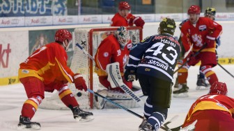 Derek Hahn (43) zielt auf das Tor DEG-Torwart Tyler Beskorowany. Foto: Stefan Bösl / kbumm.de Derek Hahn (43) zielt auf das Tor DEG-Torwart Tyler Beskorowany. Foto: Stefan Bösl / kbumm.de