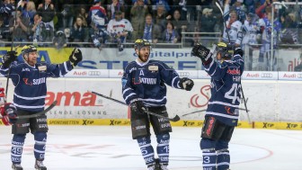 John Laliberte (Mitten, mit Brendan Brooks zur Linken und Derek Hahn zur Rechten) hat Adler-Torwart Dennis Endras bereits bezwungen. Foto: Stefan Bösl / kbumm.de John Laliberte (Mitten, mit Brendan Brooks zur Linken und Derek Hahn zur Rechten) hat Adler-Torwart Dennis Endras bereits bezwungen. Foto: Stefan Bösl / kbumm.de