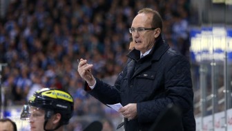 Larry Huras (im Bild) hat "erfolgreiche Arbeit" geleistet, sagt Sportdirektor Jiri Ehrenberger. Foto: Stefan Bösl / kbumm.de Larry Huras (im Bild) hat "erfolgreiche Arbeit" geleistet, sagt Sportdirektor Jiri Ehrenberger. Foto: Stefan Bösl / kbumm.de