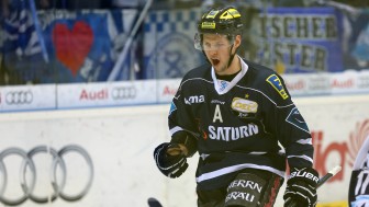 Drei Tore schoss Patrick Hager gegen die Hamburg Freezers - hier jubelt er bei seinem ersten Treffer. Foto: Stefan Bösl / kbumm.de Drei Tore schoss Patrick Hager gegen die Hamburg Freezers - hier jubelt er bei seinem ersten Treffer. Foto: Stefan Bösl / kbumm.de