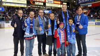 Daumen hoch für die PlayOffensive Ausbildung: ERC-Kommunikations- und Marketingdirektor Claudius Rehbein (li.) und Peter Kundinger, Pressesprecher der Agentur für Arbeit Ingolstadt (re.), gratulieren den Firmenvertretern und freuen sich anschließend mit d Daumen hoch für die PlayOffensive Ausbildung: ERC-Kommunikations- und Marketingdirektor Claudius Rehbein (li.) und Peter Kundinger, Pressesprecher der Agentur für Arbeit Ingolstadt (re.), gratulieren den Firmenvertretern und freuen sich anschließend mit d