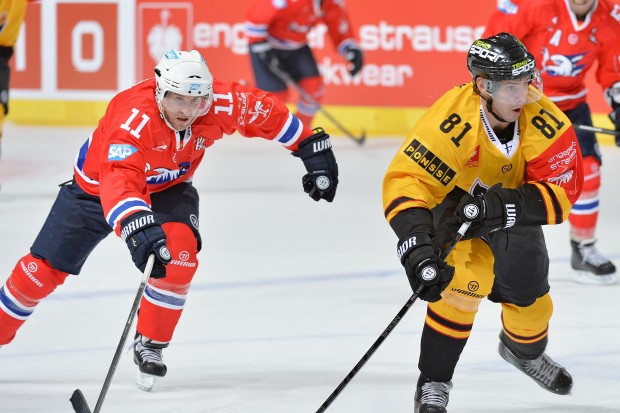 Tomáš Kubalík (rechts) hat in der Champions Hockey League schon gegen die Adler Mannheim gespielt. Foto: City Press