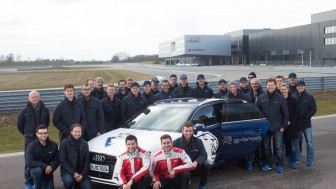 Das Team des ERC Ingolstadt mit den Audi Werksfahrern Rockenfeller und Molina