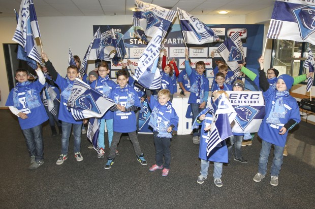 Tolle Aktion: Die Schanzer Bazis vom FCI besuchten den Xaver Kids Club des ERCI und erlebten einen spannenden Tag  Foto: Jürgen Meyer