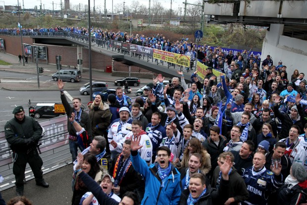 900 ERC-Fans auf dem Weg zur Lanxess-Arena. Foto: Jürgen Meyer