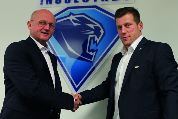 Patrick Köppchen (rechts) hat sich mit Sportdirektor Jiri Ehrenberger auf einen neuen Vertrag verständigt.