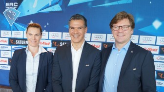 Manny Viveiros (center) ist ERC Ingolstadt's new head coach. Peppi Heiß (right) assists him, Maritta Becker supports as fitness coach.