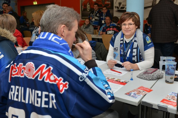 ERC-Fans unterstützten ERC-Fans bei der Registrierung für die DKMS. Foto: ST-Foto.de / Johannes TRAUB  