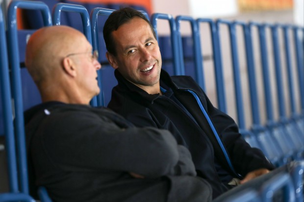Marco Sturm (right) talking to ERC's sportsdirector Jiri Ehrenberger in Saturn Arena. Foto: Stefan Bösl / kbumm.de