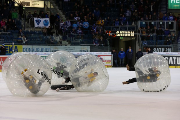 Action in der Drittelpause: zum Männerabend gibt es wieder Loopyball on ice (Foto: Bösl)
