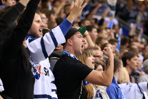 Die Fans sind mit dem attraktiven Panther-Eishockey zufrieden. Für die neue Saison ist bereits der Dauerkartenrekord geknackt. Foto: Stefan Bösl / kbumm.de
