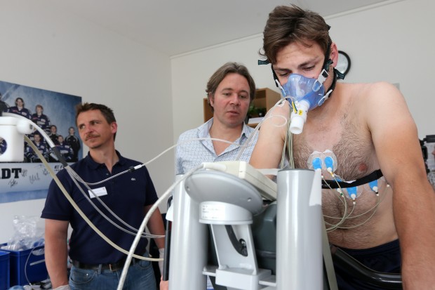 David Elsner (rechts) beobachtet von Dr. Martin Gerneth (Mitte) . Physio Alexander Meierl blickt auf die Leistungskurven auf dem Computerbildschirm. Foto: Stefan Bösl / kbumm.de 