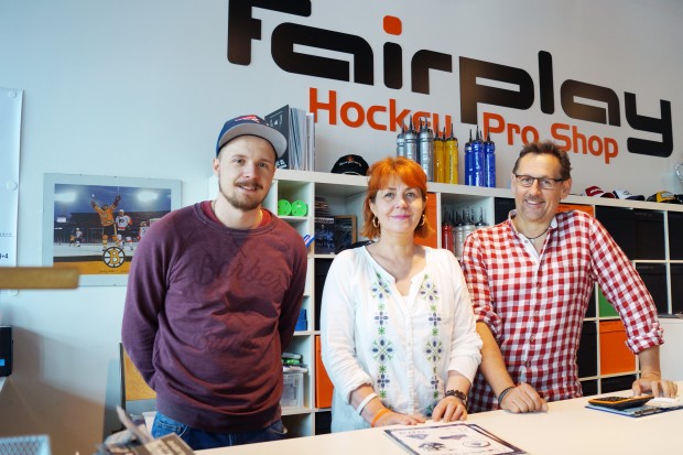 Sind bis 10.7. im Urlaub: die Mitarbeiter des Fairplay Hockey Pro Shops...            