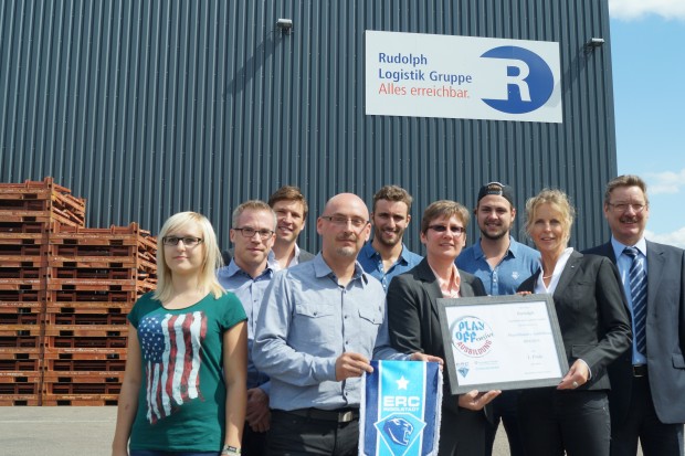 Vertreter des ERC, des Donaukurier und der Agentur für Arbeit gratulieren Rudolph Spedition und Logistik GmbH zum Sieg in der "PlayOffensive Ausbildung".                               