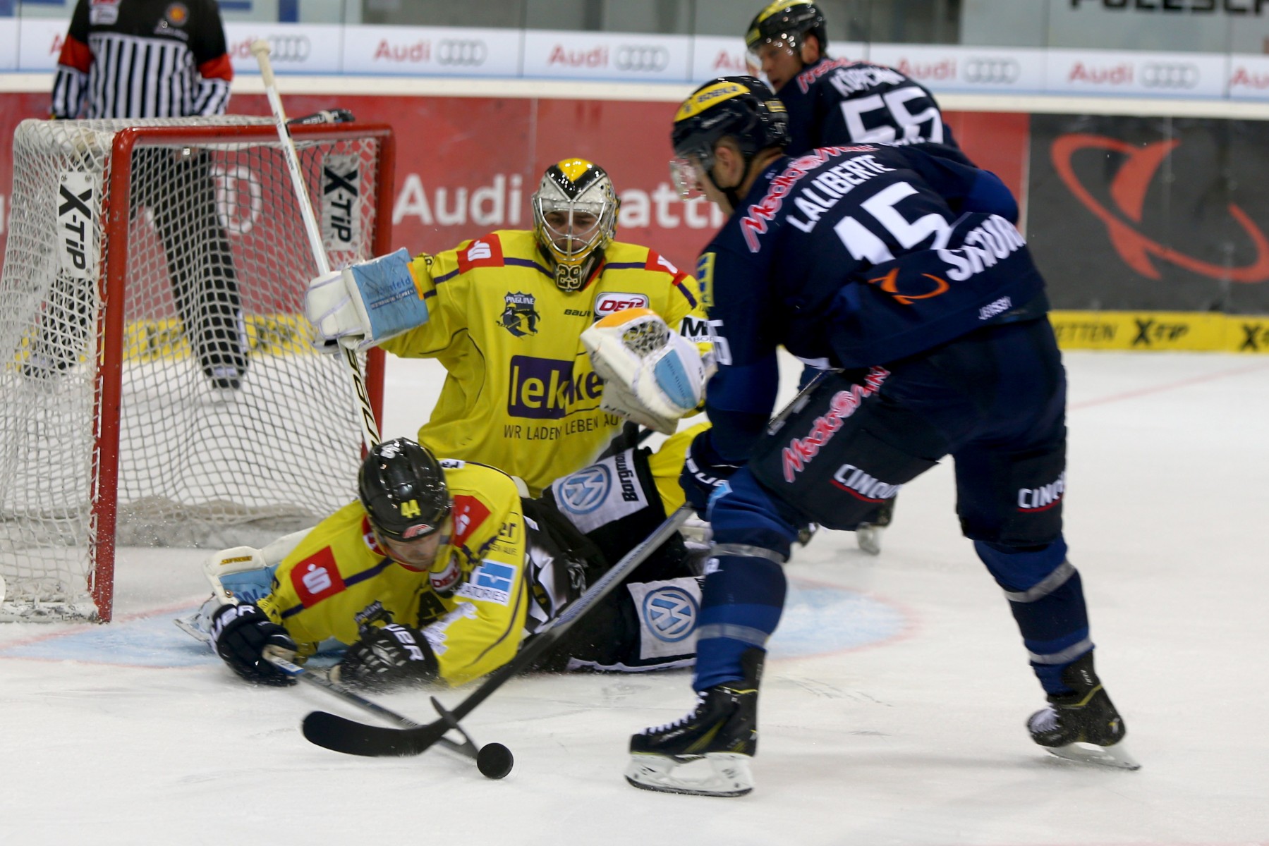 John Laliberte (im Vordergrund) kehrt gegen Krefeld voraussichtlich in den Panther-Kader zurück. Foto: Jürgen Meyer / kbumm.de