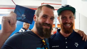 Die persönliche Dauerkartenübergabe ist auch immer die Möglichkeit, Hallo zu den neuen Spielern zu sagen. Im Vorjahr begrüßte Marco seinen Bartbruder Thomas Pielmeier. Foto: Martin Wimösterer Die persönliche Dauerkartenübergabe ist auch immer die Möglichkeit, Hallo zu den neuen Spielern zu sagen. Im Vorjahr begrüßte Marco seinen Bartbruder Thomas Pielmeier. Foto: Martin Wimösterer