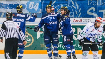 John Laliberte (center) has been nominated as DEL player of the month. Foto: Strisch / st-foto.de