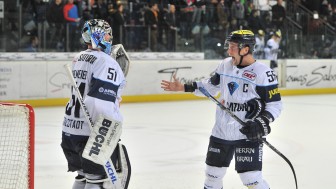 Krönung einer tollen Team-Leistung: Patrick Köppchen (rechts) traf in seinem 900. DEL-Spiel zweimal. Foto: Traub / st-foto.de Krönung einer tollen Team-Leistung: Patrick Köppchen (rechts) traf in seinem 900. DEL-Spiel zweimal. Foto: Traub / st-foto.de