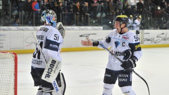 Krönung einer tollen Team-Leistung: Patrick Köppchen (rechts) traf in seinem 900. DEL-Spiel zweimal. Foto: Traub / st-foto.de