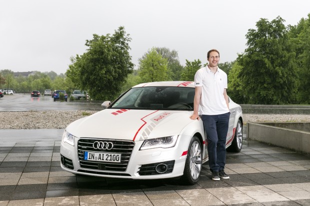 Benedikt Schopper vor Jack, dem Audi-Forschungsauto für das pilotisierte Fahren. Foto: Audi