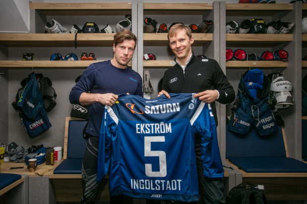 Patrick Köppchen, captain of the Panthers, (left) hands out a jersey to Mattias Ekström. Foto: Ritchie Herbert