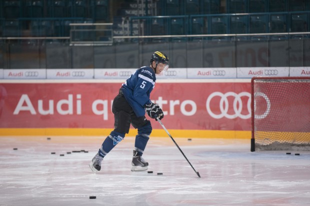 Ekström, dessen Sohn Mats mit dem Eishockey begonnen hat, zeigte sein Talent auch auf dem Eis. Foto: Ritchie Herbert
