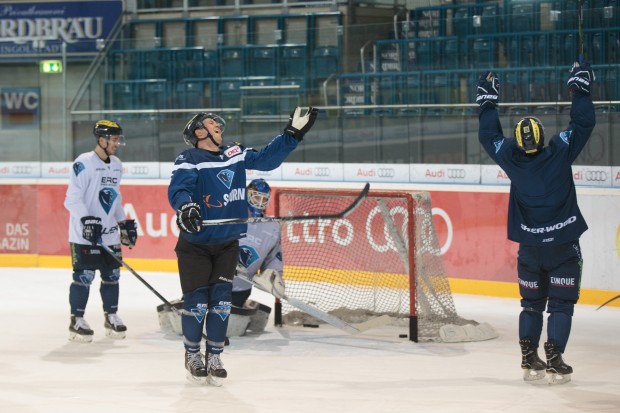 Das Jubeln kennt Ekström aus ruhmreichen Rennen. Auch beim Eishockey hatte er dazu Anlass. Foto: Ritchie Herbert