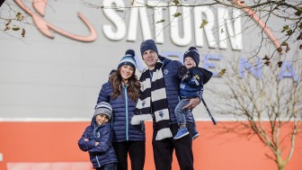 Danny Irmen mit seiner Frau Katie und den beiden Söhnen Taylor (rechts) und Max, perfekt bekleidet für den Winterbeginn. Foto: Herbert Danny Irmen mit seiner Frau Katie und den beiden Söhnen Taylor (rechts) und Max, perfekt bekleidet für den Winterbeginn. Foto: Herbert