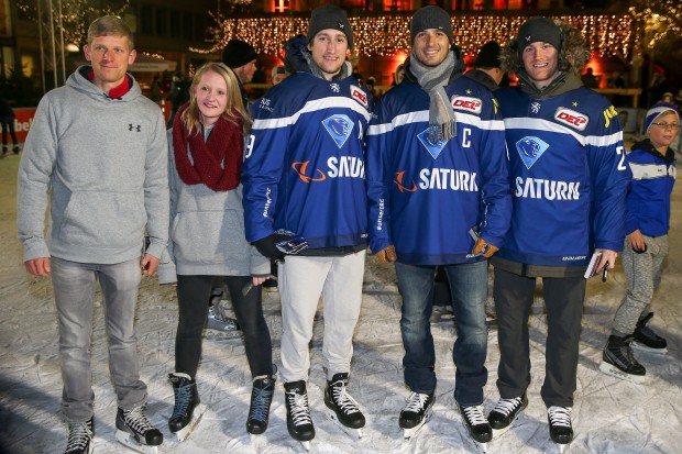 Drei Freunden beim Eislaufen mit den Fans (von rechts): Patrick McNeill, John Laliberte und Brandon Buck. Foto: Meyer Jürgen / kbumm.de