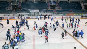 Die Trainer hatten sich verschiedene Übungen ausgedacht, die den Kindern Spaß und Spiel am Eishockey zeigen. Foto: Ralf Lüger Die Trainer hatten sich verschiedene Übungen ausgedacht, die den Kindern Spaß und Spiel am Eishockey zeigen. Foto: Ralf Lüger