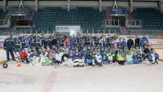Gruppenfoto vom letzten Kids on Ice Day: Rund 100 Kinder nahmen da teil. Foto: Ralf Lüger Gruppenfoto vom letzten Kids on Ice Day: Rund 100 Kinder nahmen da teil. Foto: Ralf Lüger