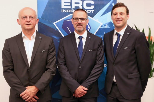 Tommy Samuelsson (Mitte), der neue Cheftrainer des ERCI, flankiert von Geschäftsführer Claus Gröbner (rechts) und Sportdirektor Jiri Ehrenberger (links). Foto: Stefan Bösl / kbumm.de