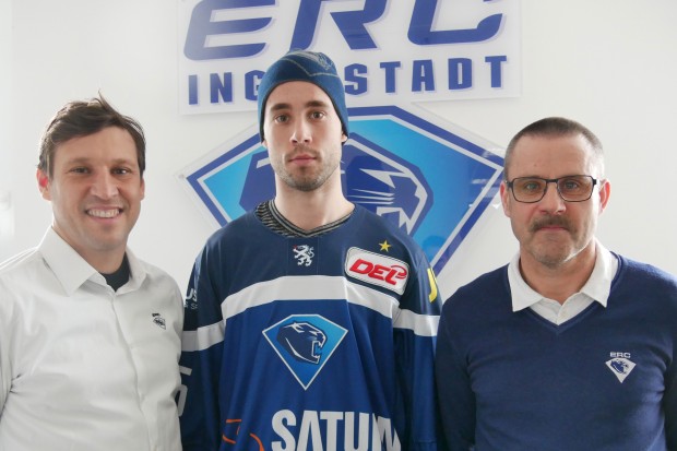 Willkommen beim ERC, Brett Bulmer. Geschäftsführer Claus Gröbner (links) und Trainer Tommy Samuelsson (rechts) begrüßen ihn.