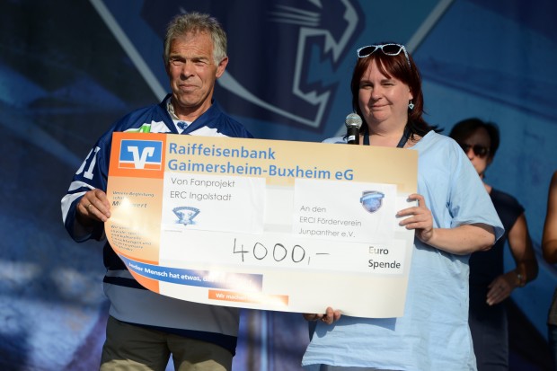 Machen sich für den Eishockey-Nachwuchs stark: Hans Fischer (Radio IN) und Petra Vogl (Fanbeauftragte ERC Ingolstadt). Foto: st-foto 