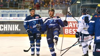 John Laliberte (Mitte) stellt zusammen mit Matt Pelech und Laurin Braun das neue Trikot vor. Foto: ST-Foto.de / Johannes TRAUB John Laliberte (Mitte) stellt zusammen mit Matt Pelech und Laurin Braun das neue Trikot vor. Foto: ST-Foto.de / Johannes TRAUB