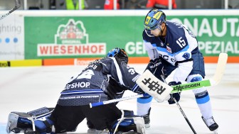 John Laliberte (rechts) bezwang Dimitri Pätzold beim 4:1-Sieg einmal. Foto: st-foto.de / Johannes Traub John Laliberte (rechts) bezwang Dimitri Pätzold beim 4:1-Sieg einmal. Foto: st-foto.de / Johannes Traub