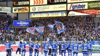Danke für die Unterstützung! Am schönsten ist es in der Saturn Arena, aber auch Auswärtsfahrten haben ihren Reiz. Foto: Traub / st-foto.de Danke für die Unterstützung! Am schönsten ist es in der Saturn Arena, aber auch Auswärtsfahrten haben ihren Reiz. Foto: Traub / st-foto.de