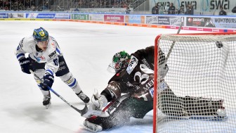 Die Entscheidung: Mike Collins verwandelt auch den zweiten Penalty gegen Augsburgs Ben Meisner. Foto: ST-Foto.de / Johannes Traub Die Entscheidung: Mike Collins verwandelt auch den zweiten Penalty gegen Augsburgs Ben Meisner. Foto: ST-Foto.de / Johannes Traub