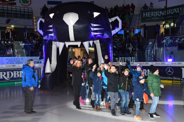 Zur Zehnjahresfeier zogen 200 Kinder von Goals for Kids durch den Pantherkopf aufs Eis. Foto: ST-Foto.de / Johannes Traub  