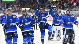"So ein Tag, so wunderschön wie heute..." stimmten die Fans an. Die Panther hatten einen furiosen Sieg gelandet. Foto: ST-Foto.de / Johannes Traub "So ein Tag, so wunderschön wie heute..." stimmten die Fans an. Die Panther hatten einen furiosen Sieg gelandet. Foto: ST-Foto.de / Johannes Traub